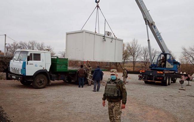 Доступ к пенсиям и паспортам: Украина запускает сервисный хаб на КПВВ в Счастье