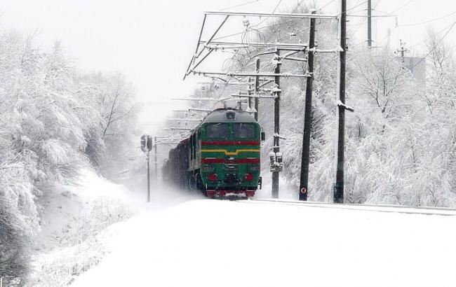 "Укрзализныця" сообщает о задержке в движении около 30 поездов из-за сложных погодных условий