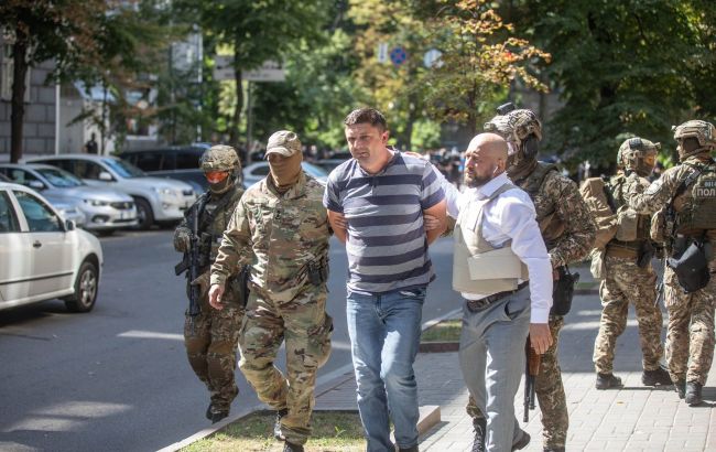 МВД показало видео спецоперации по задержанию мужчины, захватившего Кабмин