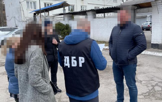 Вибивали з затриманих гроші: у Дніпропетровській області розкрили банду поліцейських