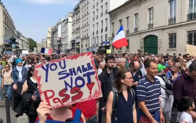 У Франції через заворушення на акціях проти "паспортів здоров'я" затримали майже 20 осіб