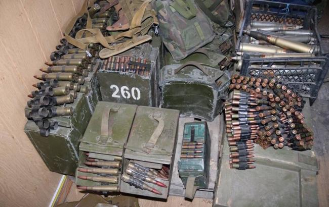 В Мариуполе в общежитии обнаружили арсенал оружия и боеприпасов