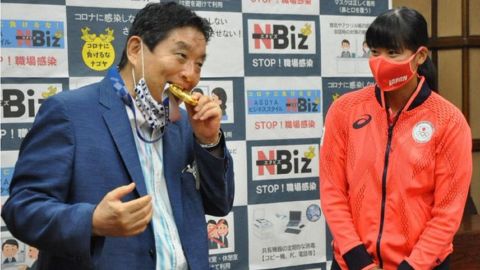 Олімпійській чемпіонці замінять медаль, яку вкусив японський мер