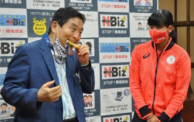 Олімпійській чемпіонці замінять медаль, яку вкусив японський мер