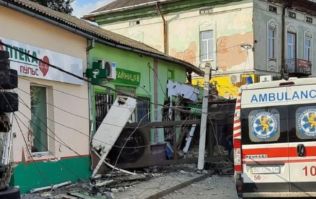 Во Львовской области грузовик врезался в магазин: есть погибшие