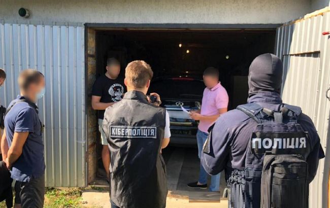 У Києві заблокували фінансову піраміду: шахраї обіцяли дохід від торгівлі валютами