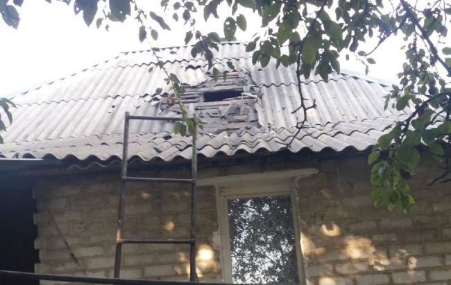 При обстрілі бойовиків на Донбасі снаряд влучив у дах приватного будинку