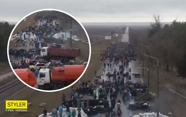 Тысячи людей перекрыли дорогу в Энергодаре, чтобы не дать захватить Запорожскую АЭС