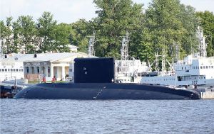 Був готовий захищатися. Британському флоту довелося взяти під конвой субмарину РФ