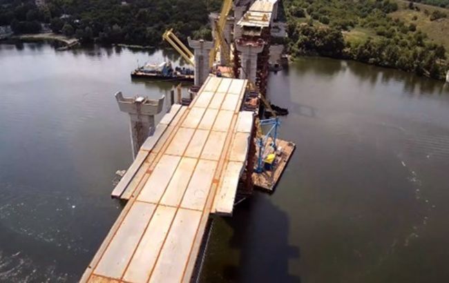 На вантовому мості у Запоріжжі змонтовано передостанню секцію прогонової будови