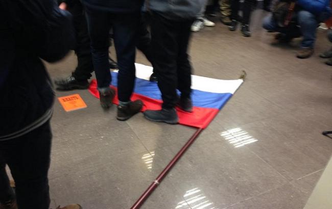 Смерть России: в Киеве националисты сожгли российский флаг под офисом "Россотрудничества" и обрисовали стены