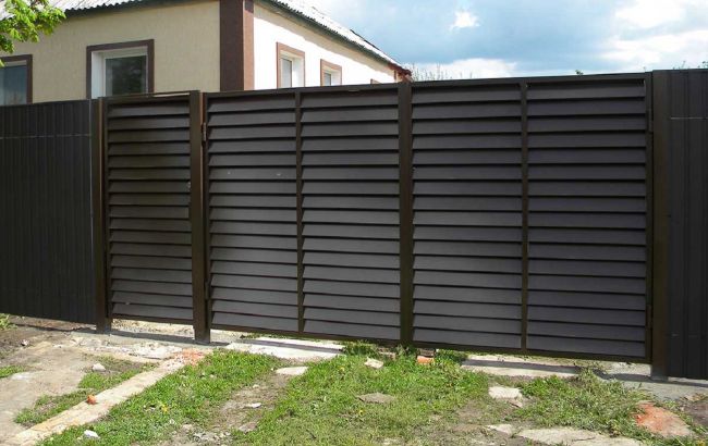 Ворота жалюзи – отличная въездная система от компании «Viking Металлоконструкции»