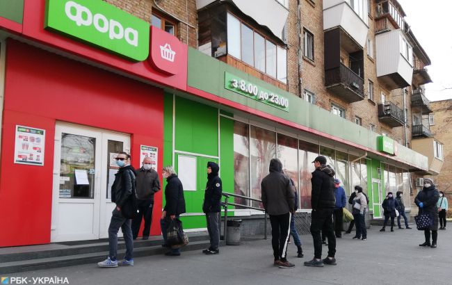 Локдаун в действии: в украинских супермаркетах оградили "запрещенку"(фото)