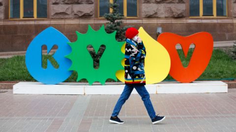 Кабмин разрешил находиться на улице без маски