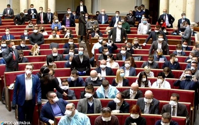 У Порошенко призвали провести внеочередное заседание Рады для рассмотрения антикризисных законопроектов