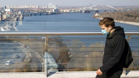В Киеве ввели обязательное ношение масок на улице