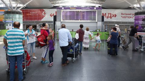 Закрыли в изоляторе: что делать, если не впускают в страну во время отпуска