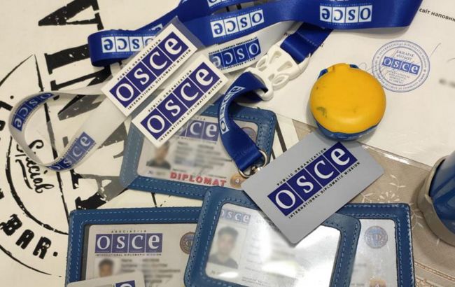 Продавали фейкові посвідчення ОБСЄ. У Києві викрили шахраїв