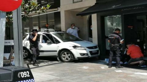 В Испании автомобиль въехал в посетителей бара: есть пострадавшие