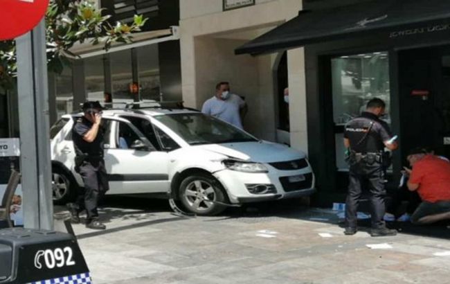 В Испании автомобиль въехал в посетителей бара: есть пострадавшие