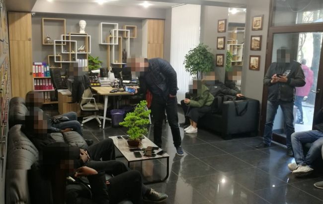 В Україні блокували схему легалізації іноземців. Ділки оформили понад 3500 осіб