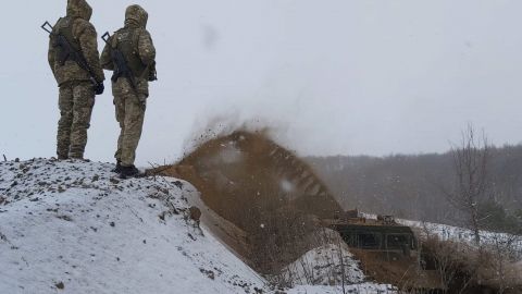 Пограничники продолжают укреплять границу с Россией несмотря на морозы: видео