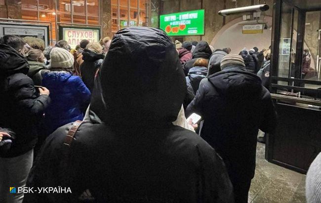 Снегопад в Киеве: в столичном метро образовались очереди