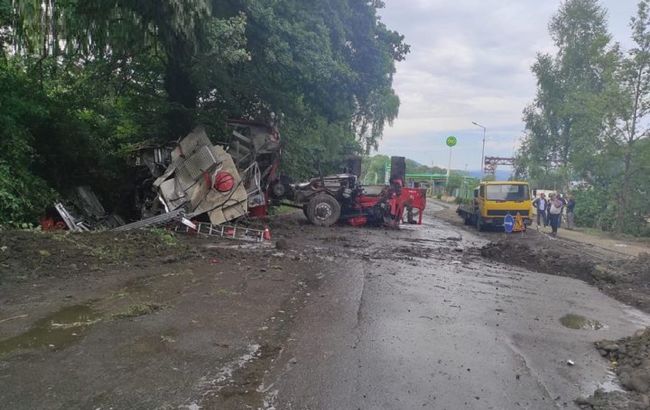 В Ивано-Франковской области перевернулась пожарная машина ГСЧС: пострадали шесть человек