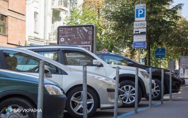 У Києві не стягуватимуть оплату за паркування: що трапилось