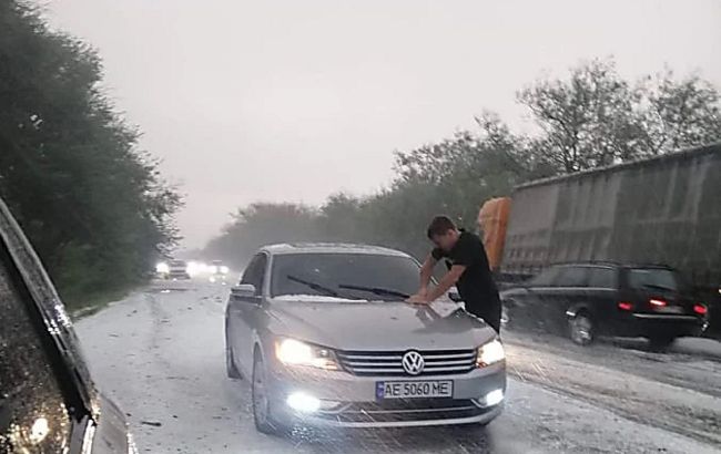 В начале августа в Украине выпал снег. Засыпало трассу Одесса-Николаев