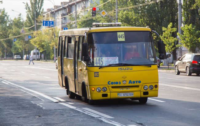 В Киеве водитель маршрутки чуть не убил женщину: тащил по асфальту