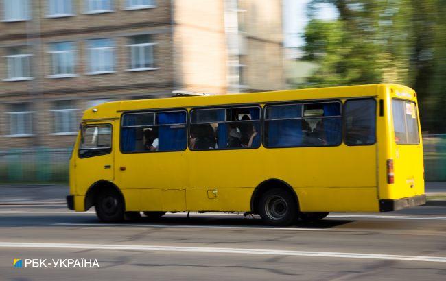 Під Києвом обстріляли автобус з пасажирами: відео інциденту