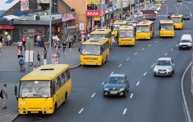 Валідатори у маршрутках Києва: коли з'явиться безготівкова оплата