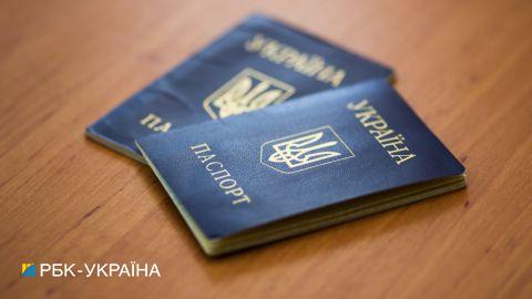 Міграційна служба тимчасово зупиняє видачу українських паспортів