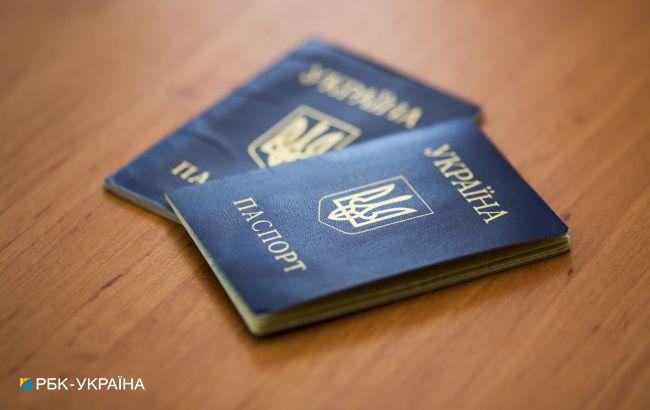 Миграционная служба временно останавливает выдачу украинских паспортов