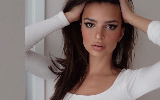 В одежде тоже горяча: Эмили Ратаковски блеснула тонкой талией и стройными ногами в наряде total white