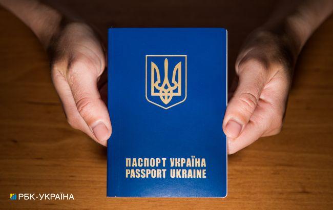 В Україні прирівняли електронні паспорти до звичайних