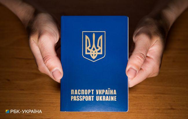 Украинцы за рубежом тоже смогут оформлять сразу два паспорта