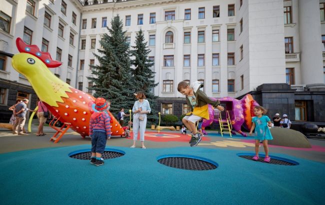 За мотивами відомої художниці: біля ОП відкрили сучасний арт-майданчик з химерними фігурами (фото)