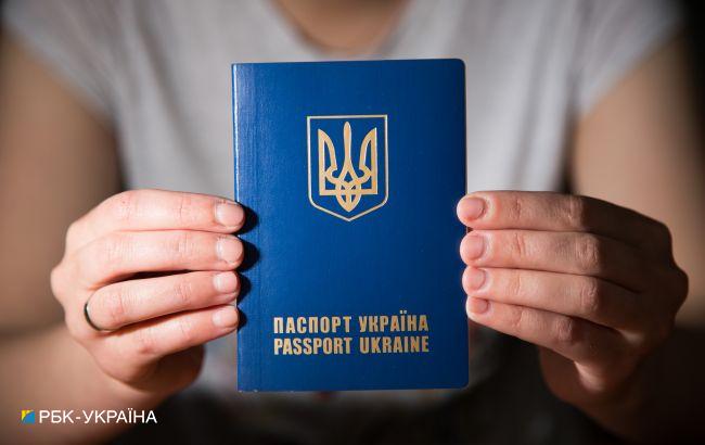ЕС хочет, чтобы Украина перестала выдавать по два загранпаспорта