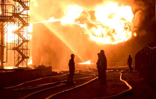 У Рівненській області рятувальники ліквідували пожежу на нафтобазі