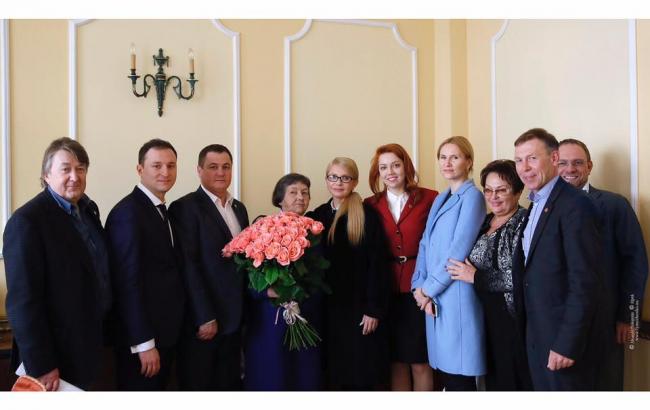 Мама Савченко угостила Тимошенко холодцом и пирожками