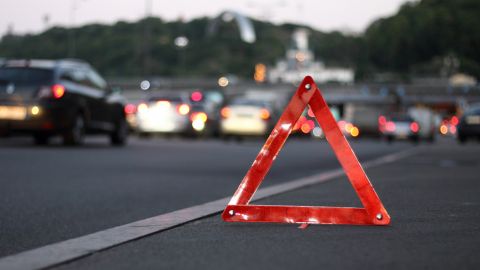 У Києві водій іномарки на літній гумі промчав по ожеледі і зніс все на шляху (відео)