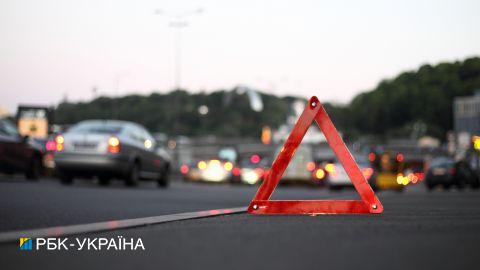 У Києві авто влетіло у маршрутку і загорілося: постраждалі ледь не загинули у вогні (відео)