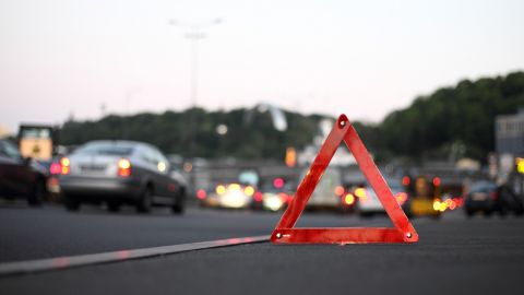 У Києві таксист помер за кермом під час руху: некероване авто вилетіло на тротуар