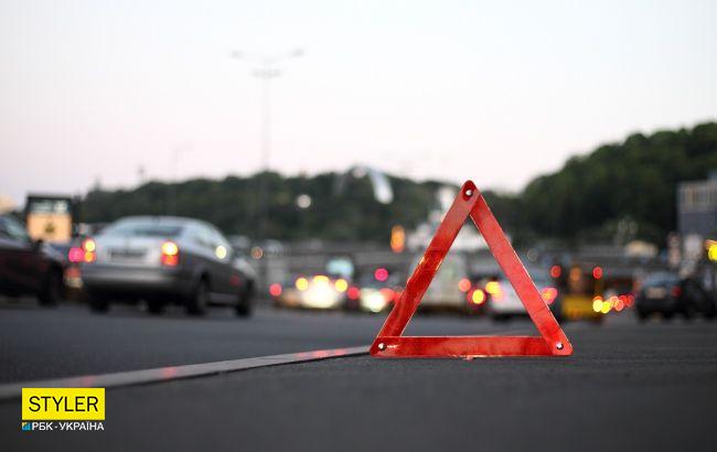 У Києві таксист помер за кермом під час руху: некероване авто вилетіло на тротуар