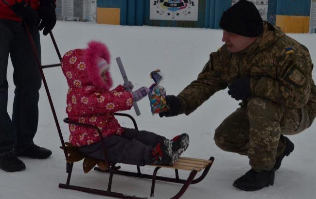 На Луганщині офіцери АТО вручили подарунки дітям