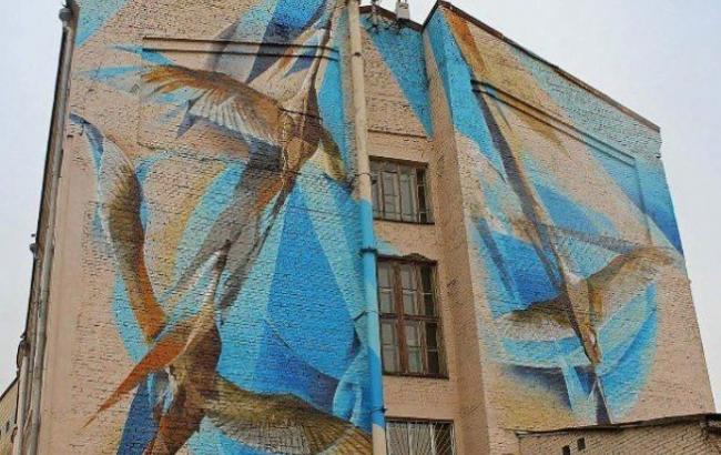 В центре Киева появился новый мурал с птицами