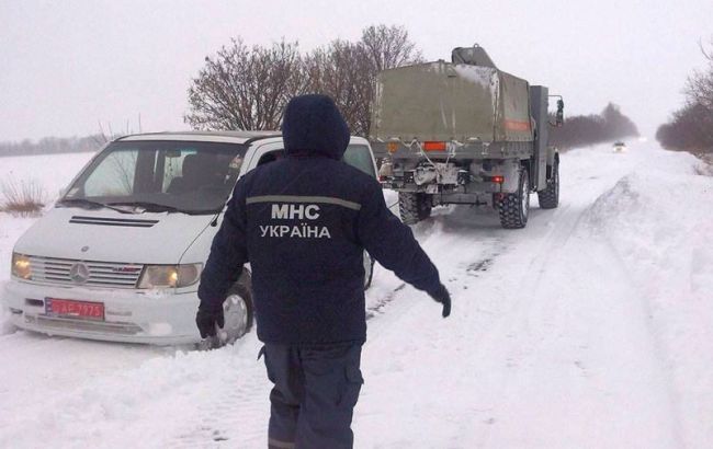 Снегопады в Украине: уже в 5 областях ограничено движение на дорогах
