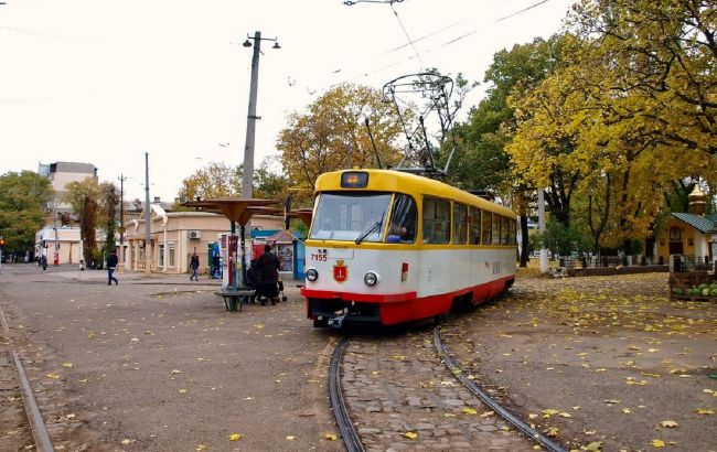 В Одесі трамвай зійшов з рейок і збив пішохода